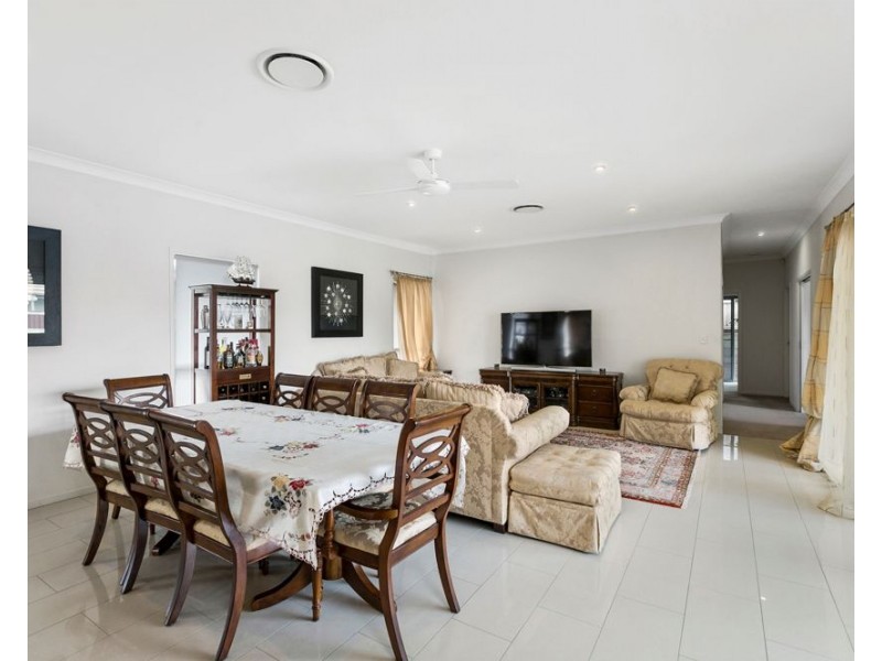 8 Thomson Place, Wakerley QLD 4154