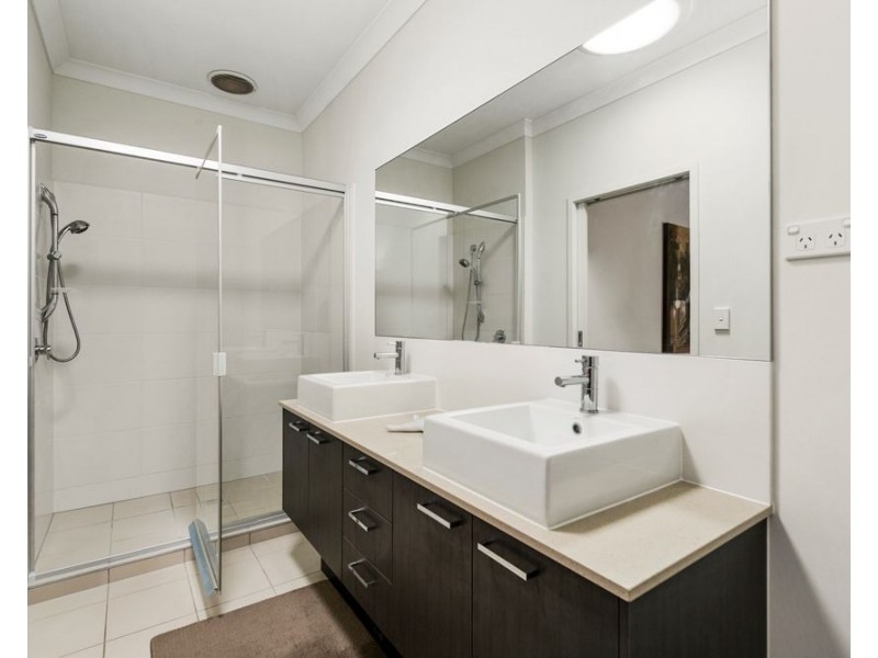 8 Thomson Place, Wakerley QLD 4154