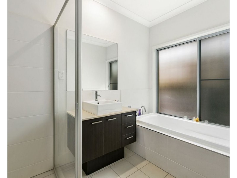 8 Thomson Place, Wakerley QLD 4154