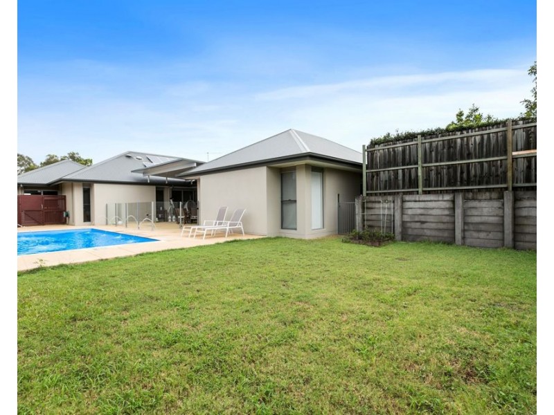 8 Thomson Place, Wakerley QLD 4154