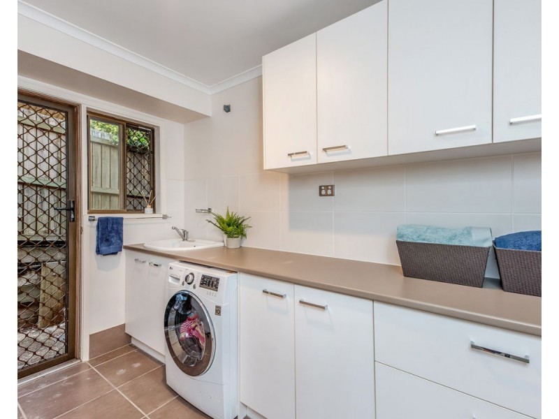 2 Madrid Court, Wishart QLD 4122