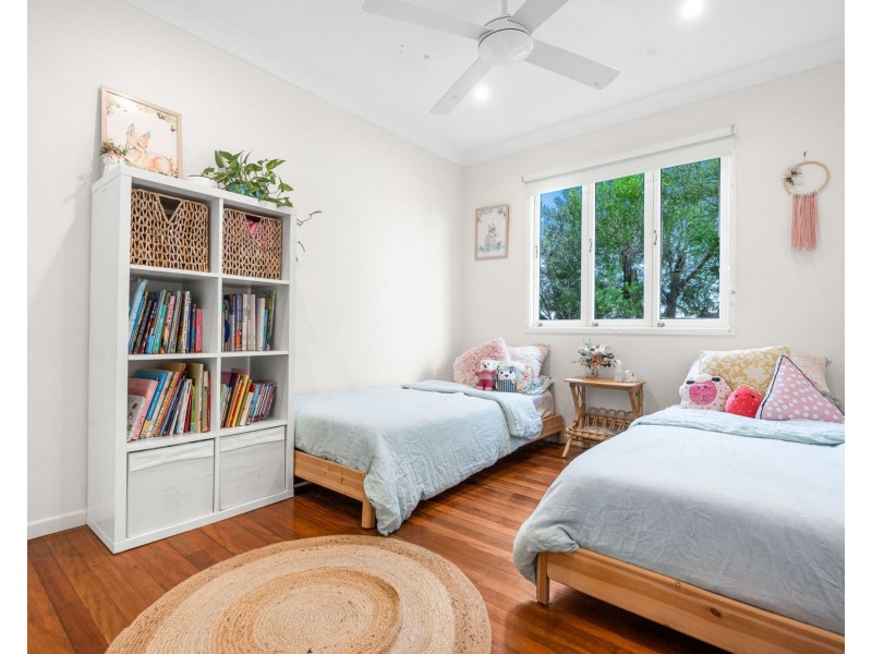 54 Gordon Parade, Manly QLD 4179