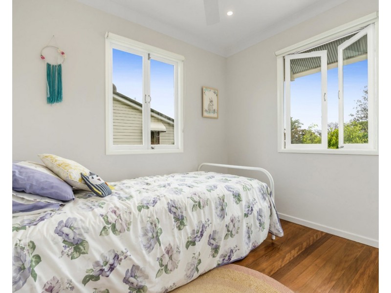 54 Gordon Parade, Manly QLD 4179