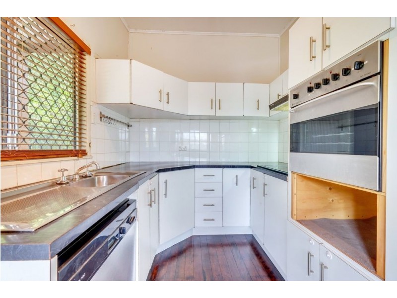 31 Dobbs Street, Holland Park West QLD 4121