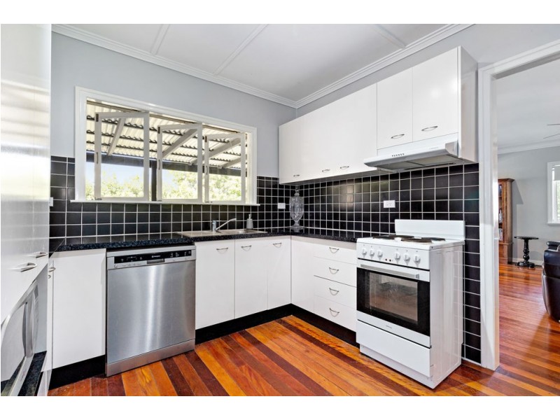 111 Murton Avenue, Holland Park QLD 4121