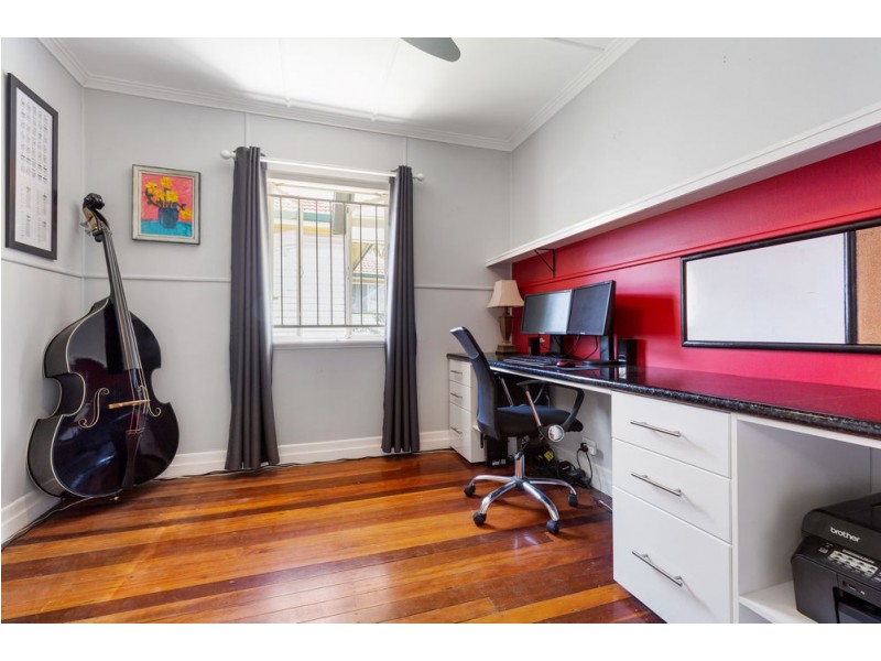 111 Murton Avenue, Holland Park QLD 4121