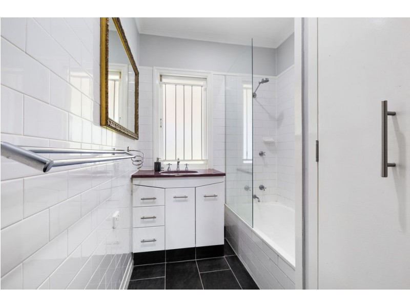 111 Murton Avenue, Holland Park QLD 4121