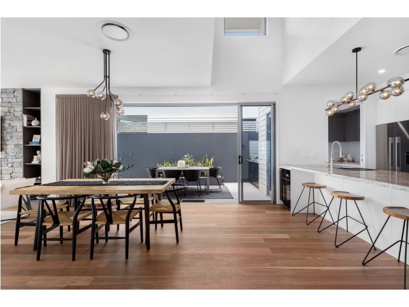 6A Orchard Terrace, St Lucia QLD 4067