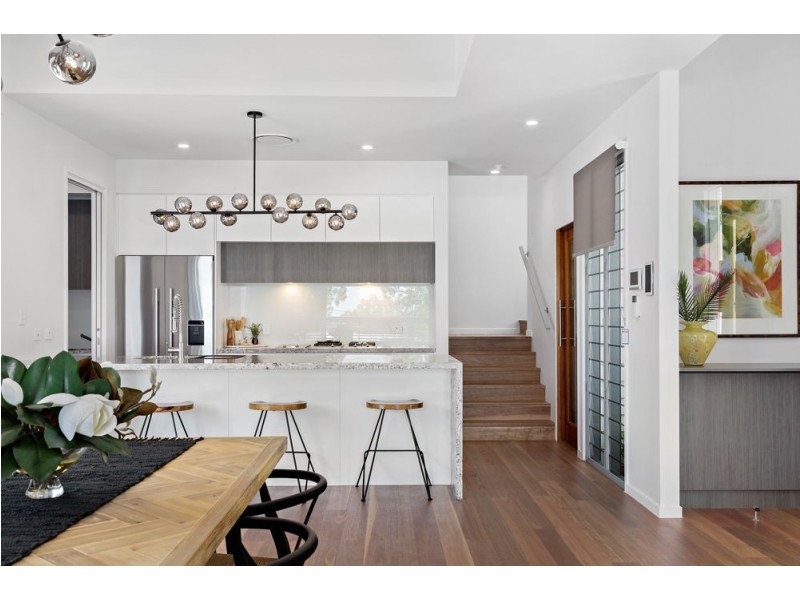 6A Orchard Terrace, St Lucia QLD 4067