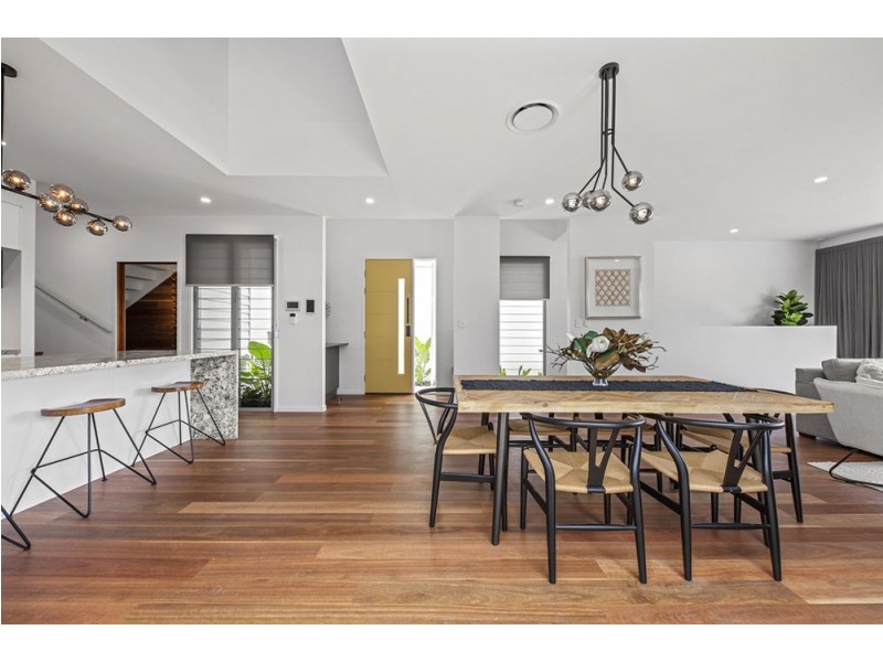 6A Orchard Terrace, St Lucia QLD 4067