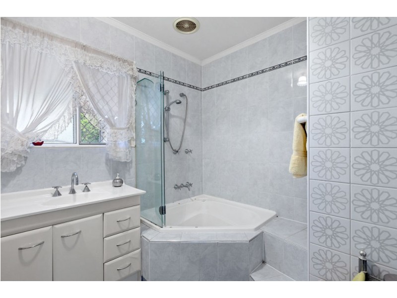 9 Arura Street, Mansfield QLD 4122