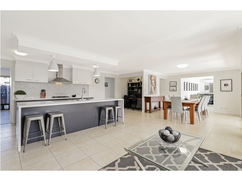 5 Brush Box Place, Wakerley QLD 4154