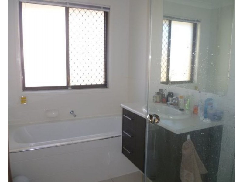 92 Schooner Circuit, Manly West QLD 4179