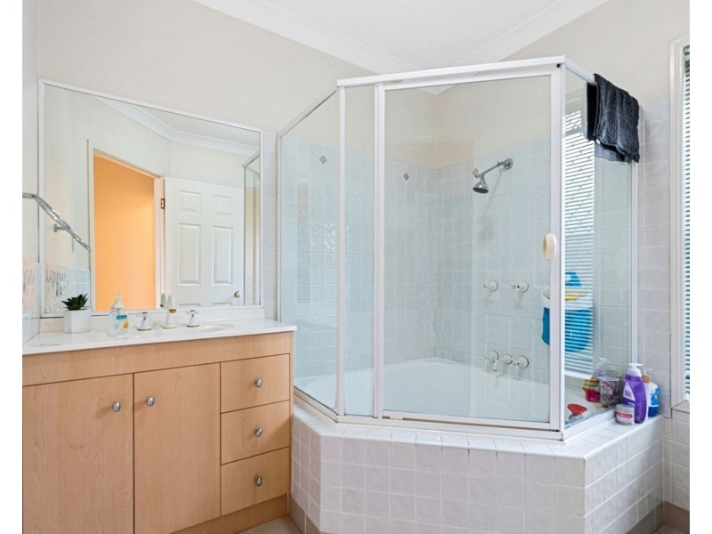 5 Crown Place, Carindale QLD 4152