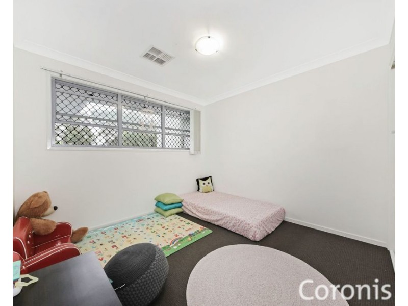 8 Worchester Crescent, Wakerley QLD 4154