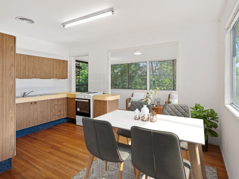 32 Pareena Crescent, Mansfield QLD 4122