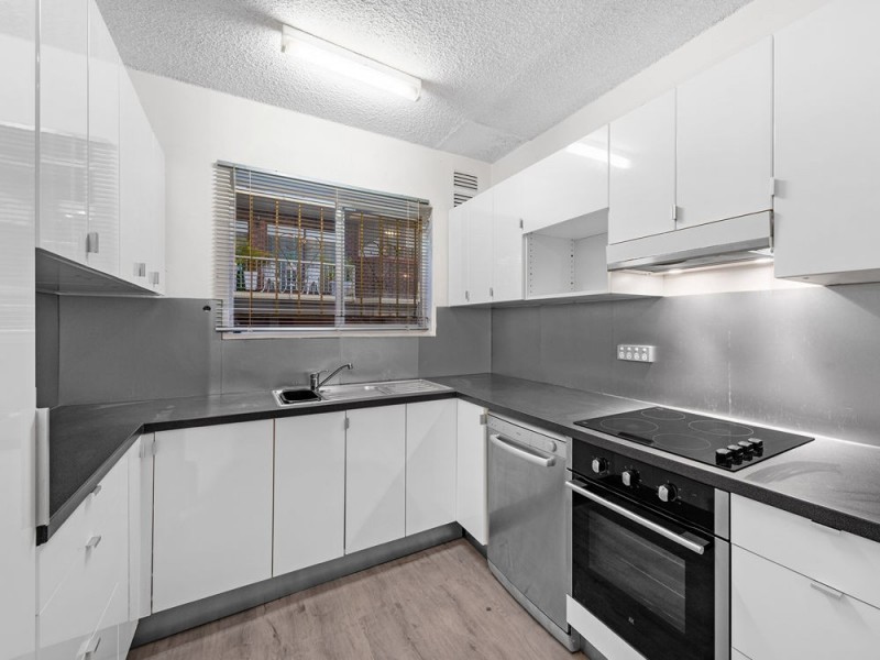 2/302 Cavendish Road, Coorparoo QLD 4151