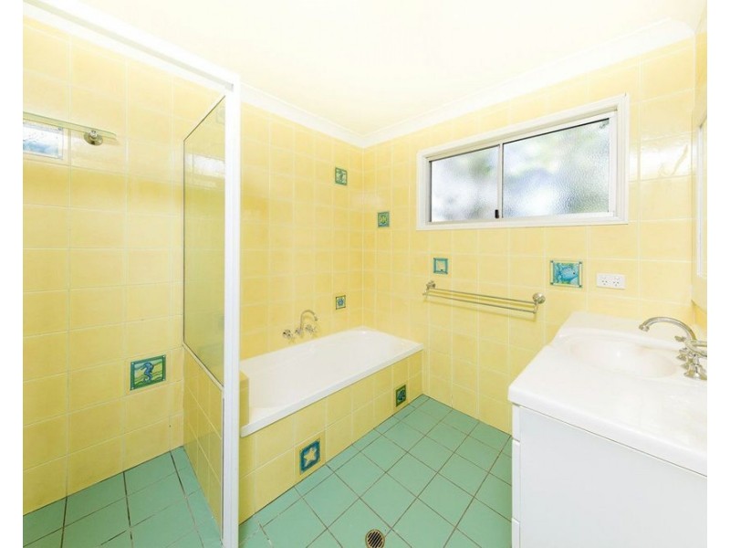 77 Morehead Avenue, Norman Park QLD 4170