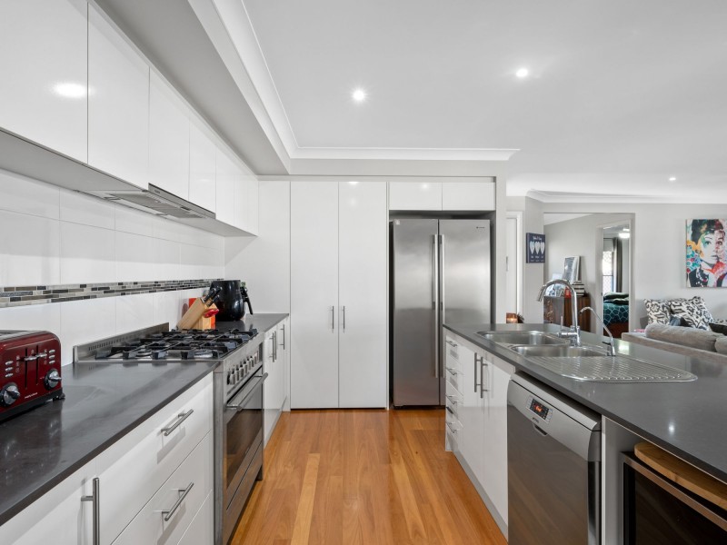 10 Hoskins Drive, Wellington Point QLD 4160