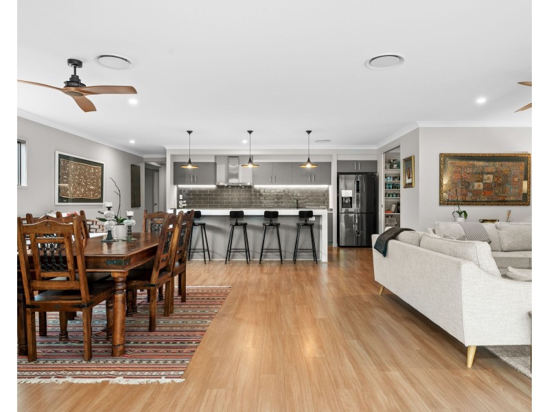 6 Sapphire Street, Holland Park QLD 4121