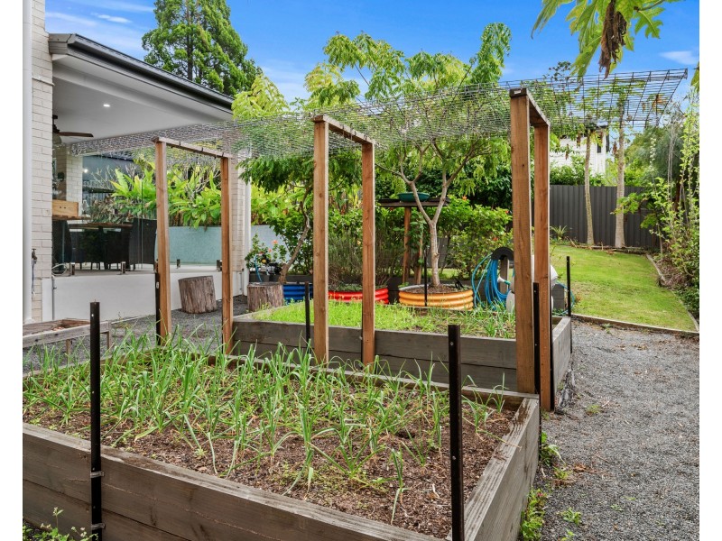 6 Sapphire Street, Holland Park QLD 4121