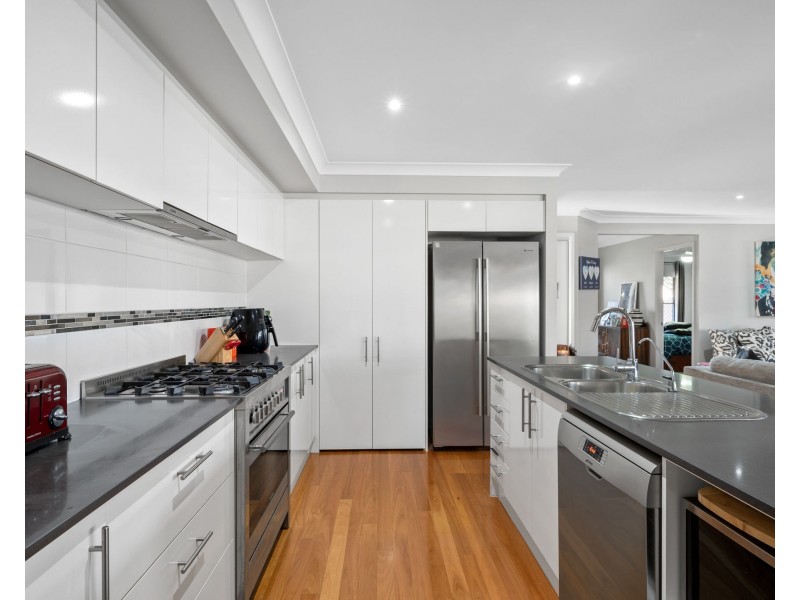 10 Hoskins Drive, Wellington Point QLD 4160