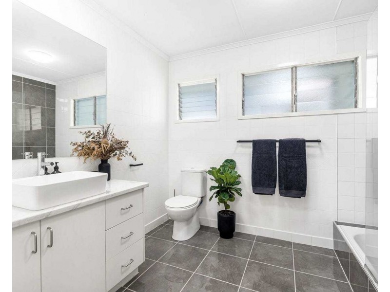 86 Roseneath Parade, Wynnum West QLD 4178