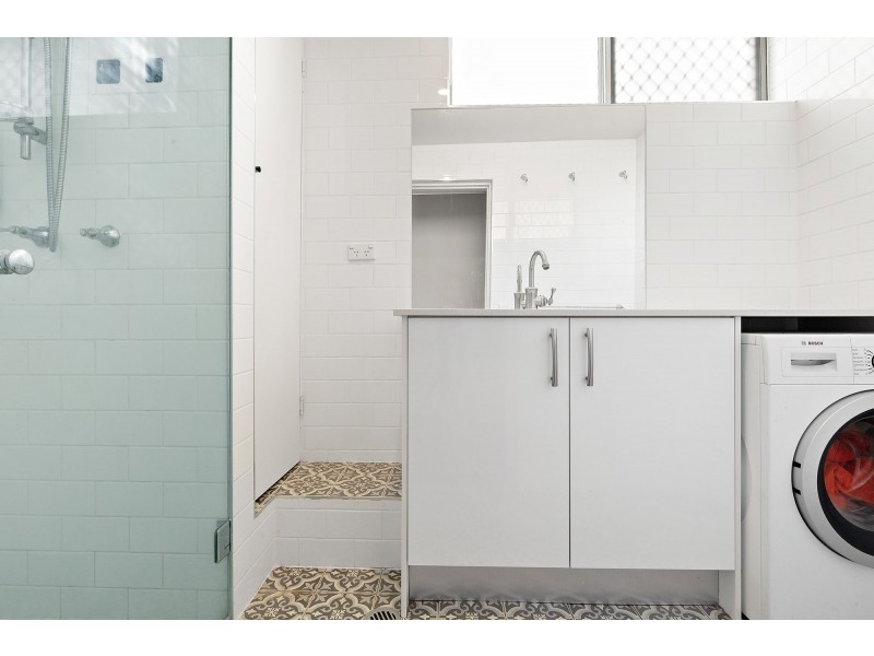 2/235 Cavendish Road, Coorparoo QLD 4151