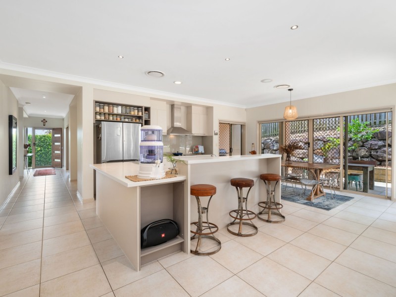 5 Minyon Court, Pacific Pines QLD 4211