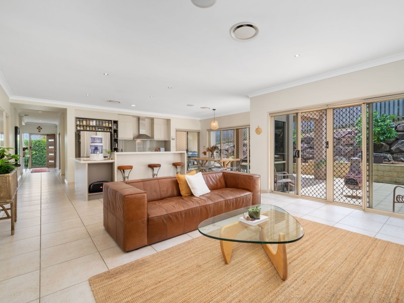 5 Minyon Court, Pacific Pines QLD 4211