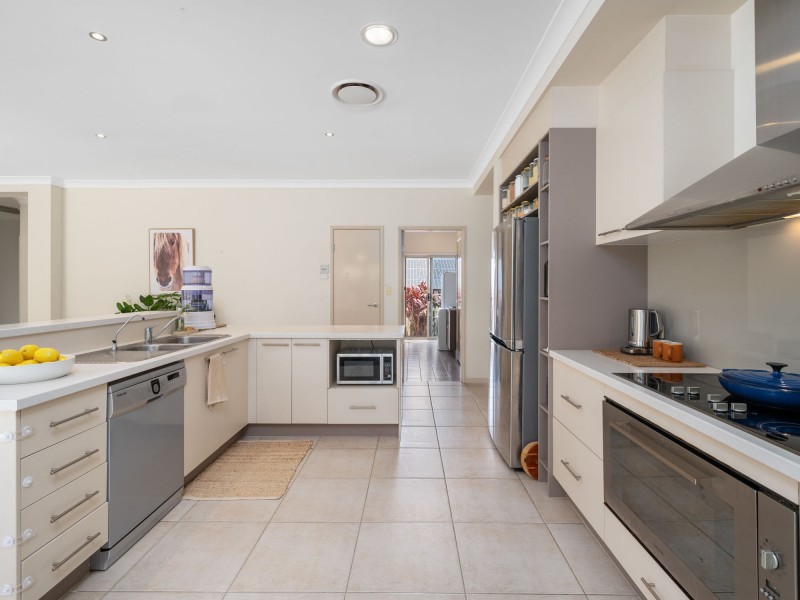 5 Minyon Court, Pacific Pines QLD 4211