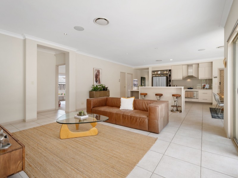 5 Minyon Court, Pacific Pines QLD 4211