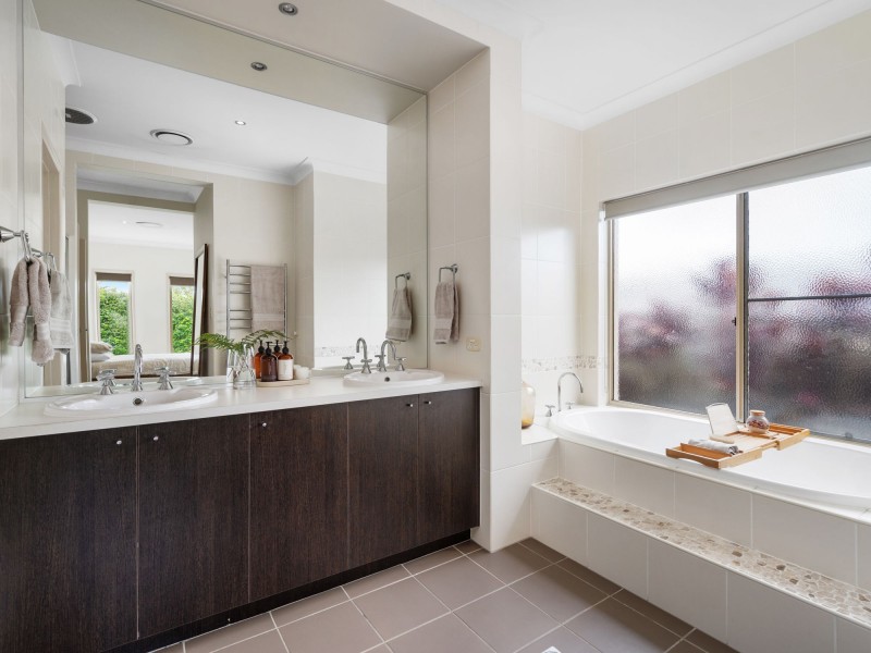 5 Minyon Court, Pacific Pines QLD 4211