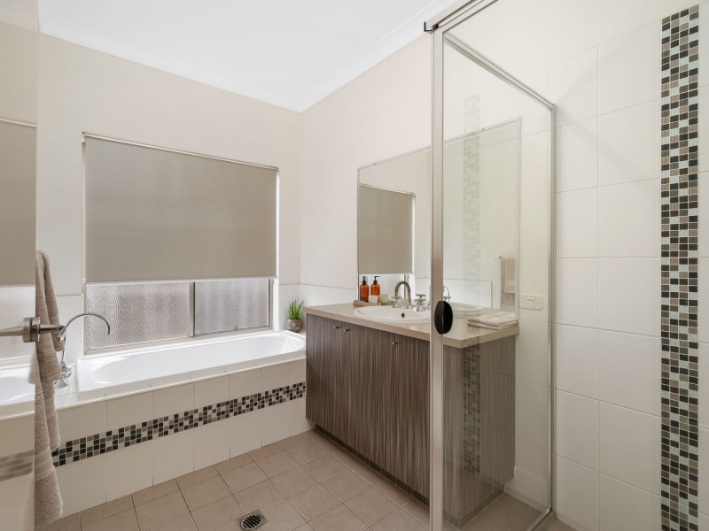 5 Minyon Court, Pacific Pines QLD 4211