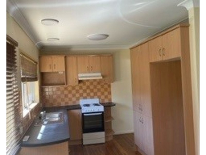 196 Broadwater Rd, Mansfield QLD 4122