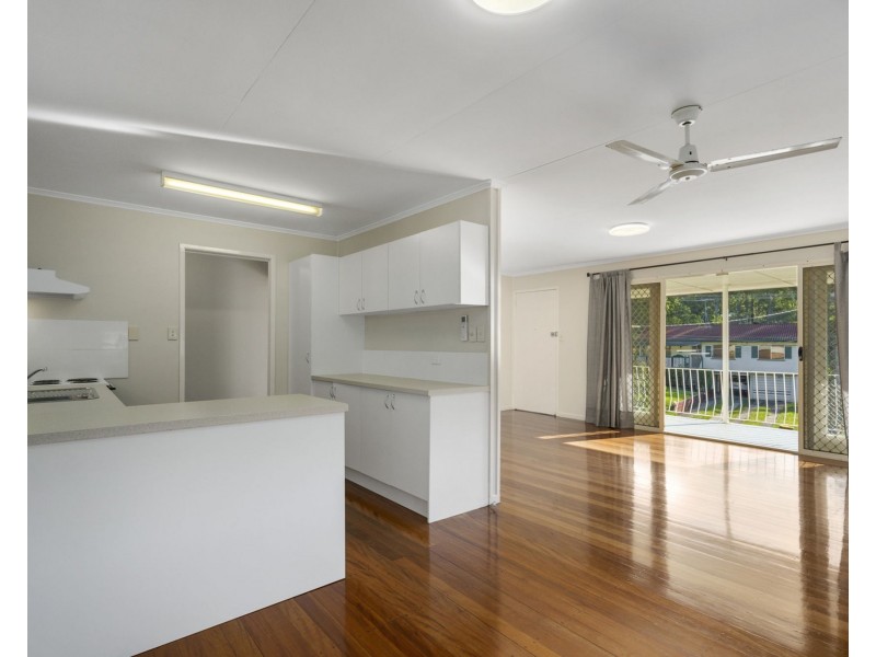 39 Pareena Crescent, Mansfield QLD 4122