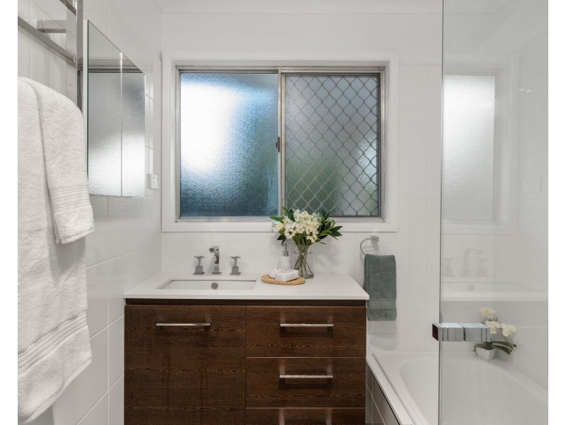 60 Pareena Crescent, Mansfield QLD 4122