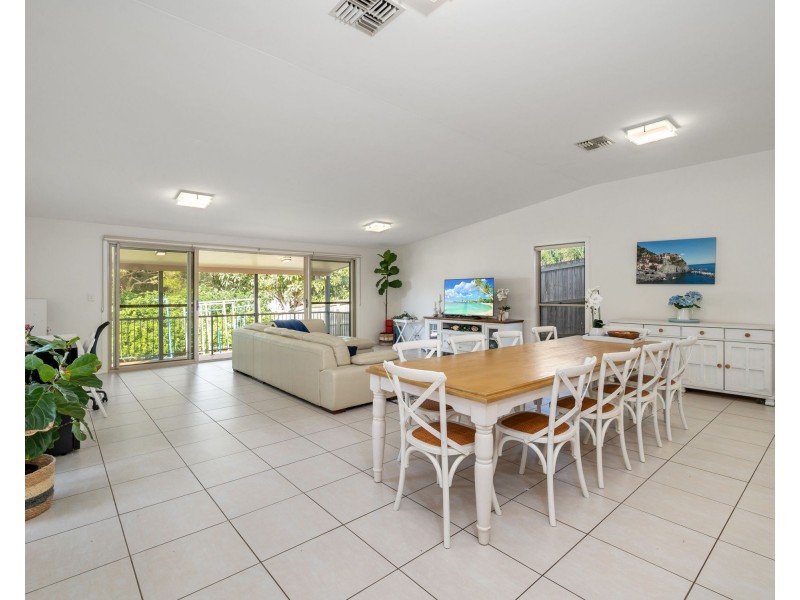 11 Wellstead Avenue, Coorparoo QLD 4151