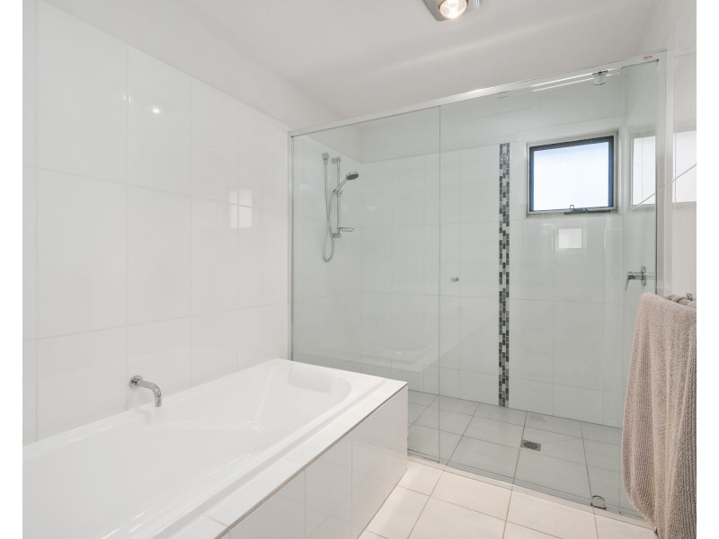 11 Wellstead Avenue, Coorparoo QLD 4151