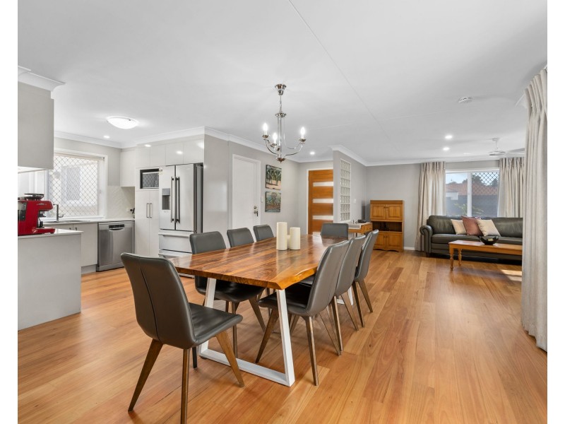 9 Adley Street, Carindale QLD 4152