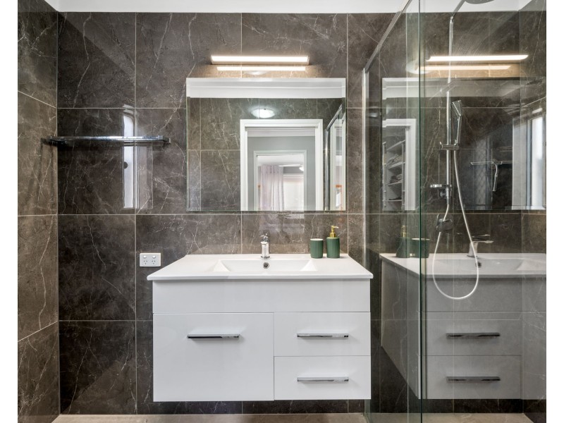 9 Adley Street, Carindale QLD 4152