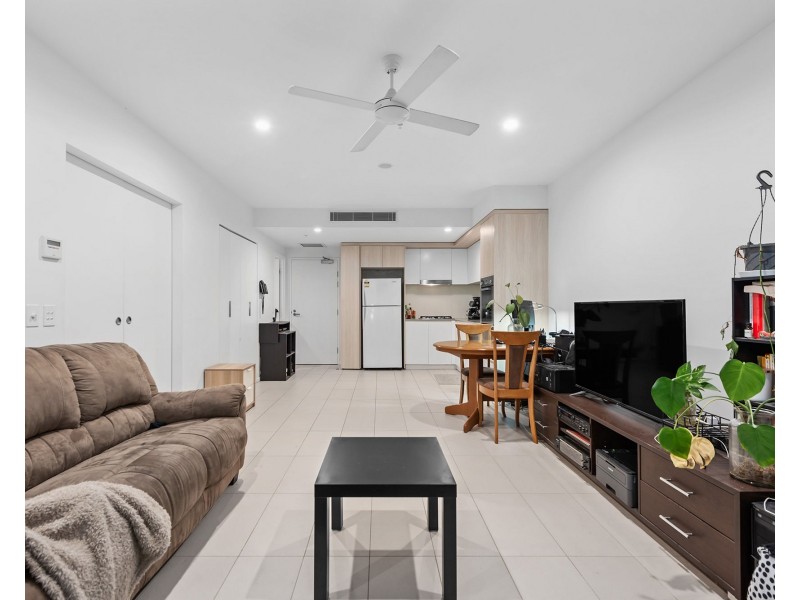 2092/123 Cavendish Road, Coorparoo QLD 4151