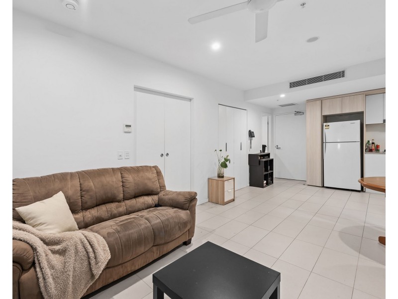 2092/123 Cavendish Road, Coorparoo QLD 4151