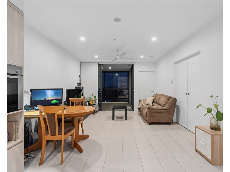 2092/123 Cavendish Road, Coorparoo QLD 4151