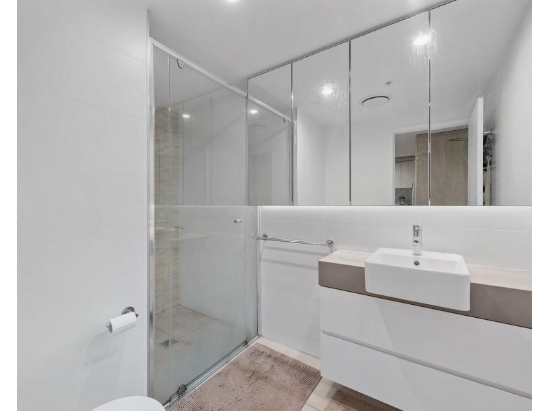 2092/123 Cavendish Road, Coorparoo QLD 4151