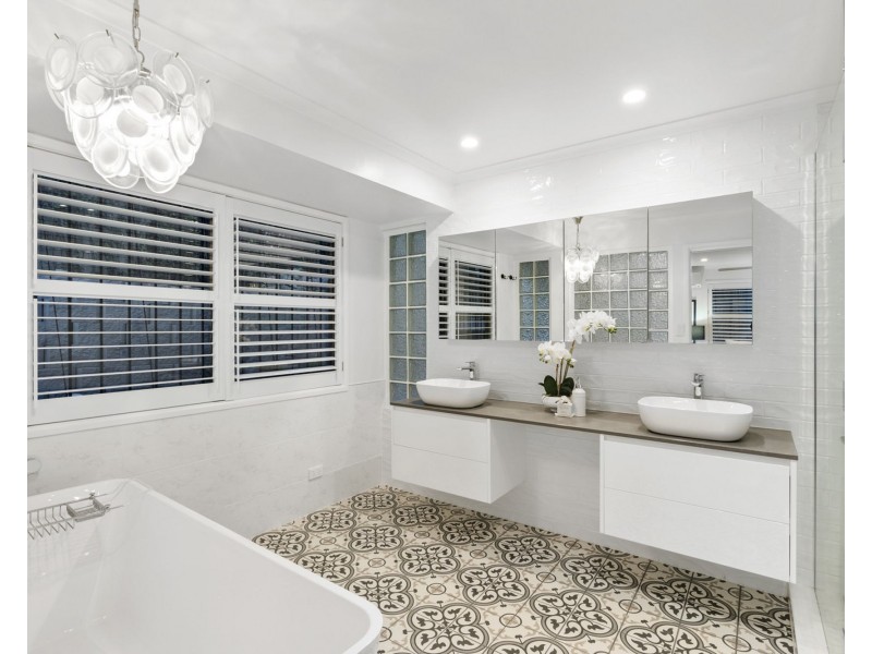 5 Lynell Street, Hamilton QLD 4007