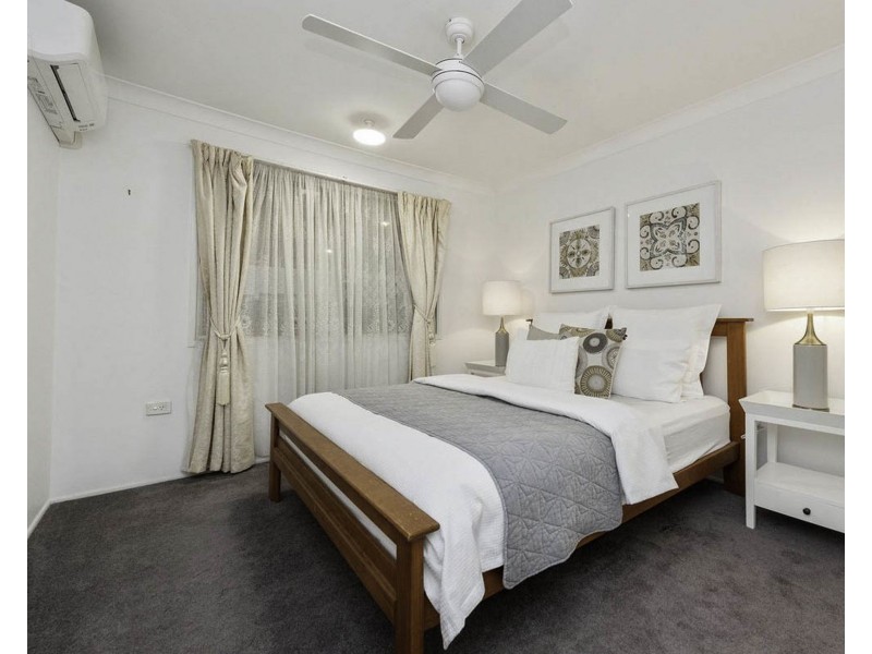 137 Sapphire Street, Holland Park QLD 4121