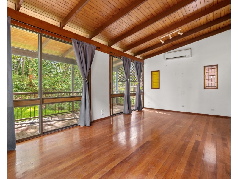 4 Nealdon Street, Holland Park QLD 4121