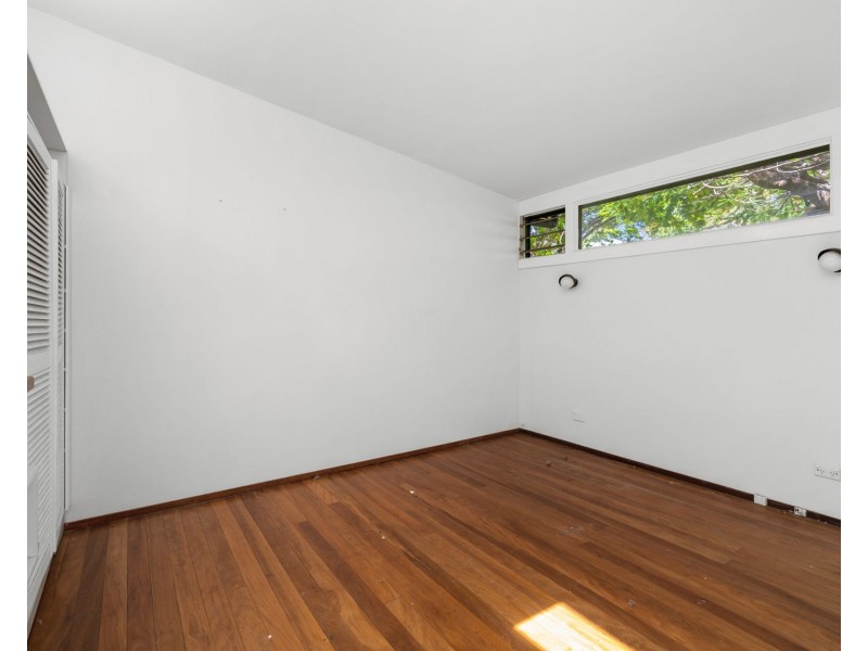 4 Nealdon Street, Holland Park QLD 4121