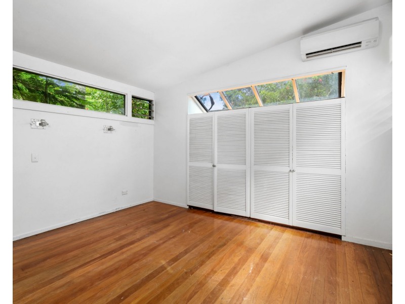 4 Nealdon Street, Holland Park QLD 4121